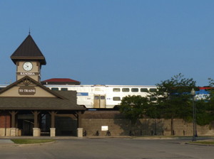 Kenosha Area Transit bus exits transfer circle at Kenosha Metra station7