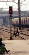 Shunting signal at BA.jpg (39606 bytes)