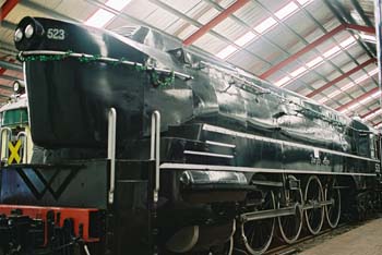 F1000036
