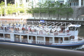 WestboundExtras/372%20Chi%20tourist%20boat.jpg